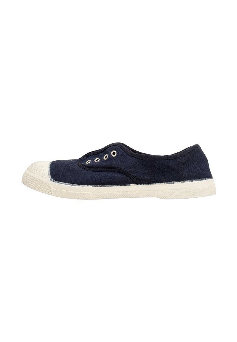 Chaussure slip-on en toile marine avec un embout et une semelle en caoutchouc blanc. Elle présente des œillets en métal et un design de panneau latéral texturé.