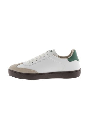 Baskets blanches en cuir avec des accents en suède beige, un onglet de talon vert et une semelle en caoutchouc marron. Présente un design à lacets et des détails de couture.