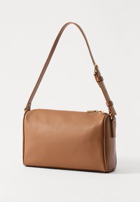 Braune Lederhandtasche mit rechteckiger Form, verstellbarem Schultergurt und goldfarbenen Beschlägen. Glatte Textur und minimalistisches Design.