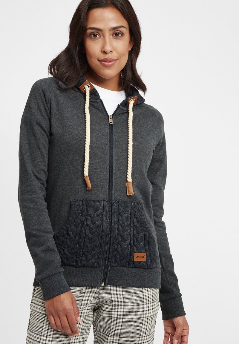 Zip-up hoodie i mörkgrå bomullsblandning, med en kabelstickad ficka, beige repdragningar och en läderlogopatch.