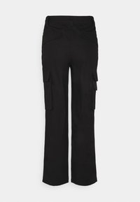 Pantalon cargo noir à jambes larges avec poches latérales et poches arrière à rabat, présenté sur un fond blanc uni.