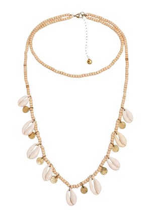 Collier en perles avec des perles en bois beige, des coquillages cauris blancs et de petites breloques rondes dorées, doté d'un fermoir homard et d'une chaîne réglable.
