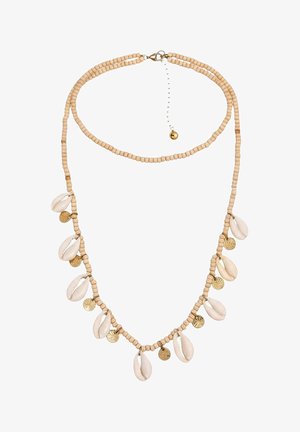 Collier en perles avec des perles en bois beige, des coquillages cauris blancs et de petites breloques rondes dorées, doté d'un fermoir homard et d'une chaîne réglable.