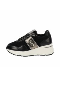 Sneaker neri con una texture lucida e dettagli argentati. Punta rotonda, chiusura con lacci e suola bianca spessa. Dettaglio logo discreto.