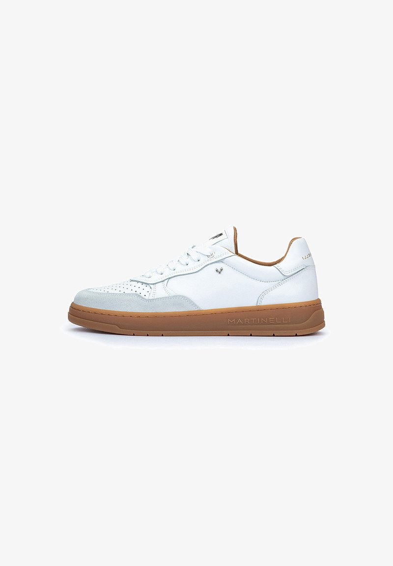 Sneaker in pelle bianca con accenti in suede grigio chiaro, punta perforata e suola in gomma marrone. Presenta lacci e un marchio in rilievo sul lato.