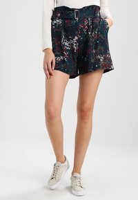 Pantaloni corti a motivi mimetici in verde scuro, borgogna e grigio, dotati di una cintura larga e due tasche frontali.