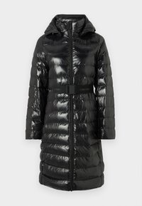 Cappotto imbottito nero con finitura lucida, dotato di cappuccio, vita con cintura, chiusura con zip e motivo a righe orizzontali. Logo del marchio sulla cintura.