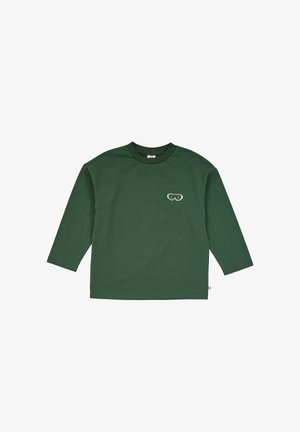 Donkergroen shirt met lange mouwen en een kleine witte omtrek van skibril op de linkerborst, weergegeven op een effen witte achtergrond.
