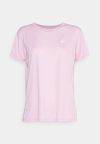 Camiseta de manga corta en rosa claro, hecha de un tejido suave y transpirable. Presenta un corte de cuello redondo y un pequeño logo blanco en el lado izquierdo del pecho.