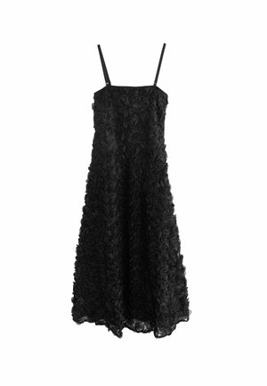 Melnas kleitas ar teksturētu dizainu, kas rotāta ar slāņainiem rožu motīviem, smalkām siksnām un plūstošu siluetu, kas krīt līdz pus-celim.