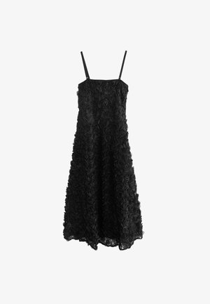 Schwarzes Kleid mit einem strukturierten Design, das mit geschichteten Rosenschmuckmotiven verziert ist, Spaghetti-Trägern und einer fließenden Silhouette, die bis zur Mitte der Wade reicht.