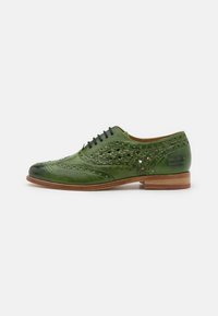 Scarpe brogue in pelle verde con dettagli perforati, lacci neri e tacco in legno. Caratterizzano tagli decorativi e un marchio in rilievo.
