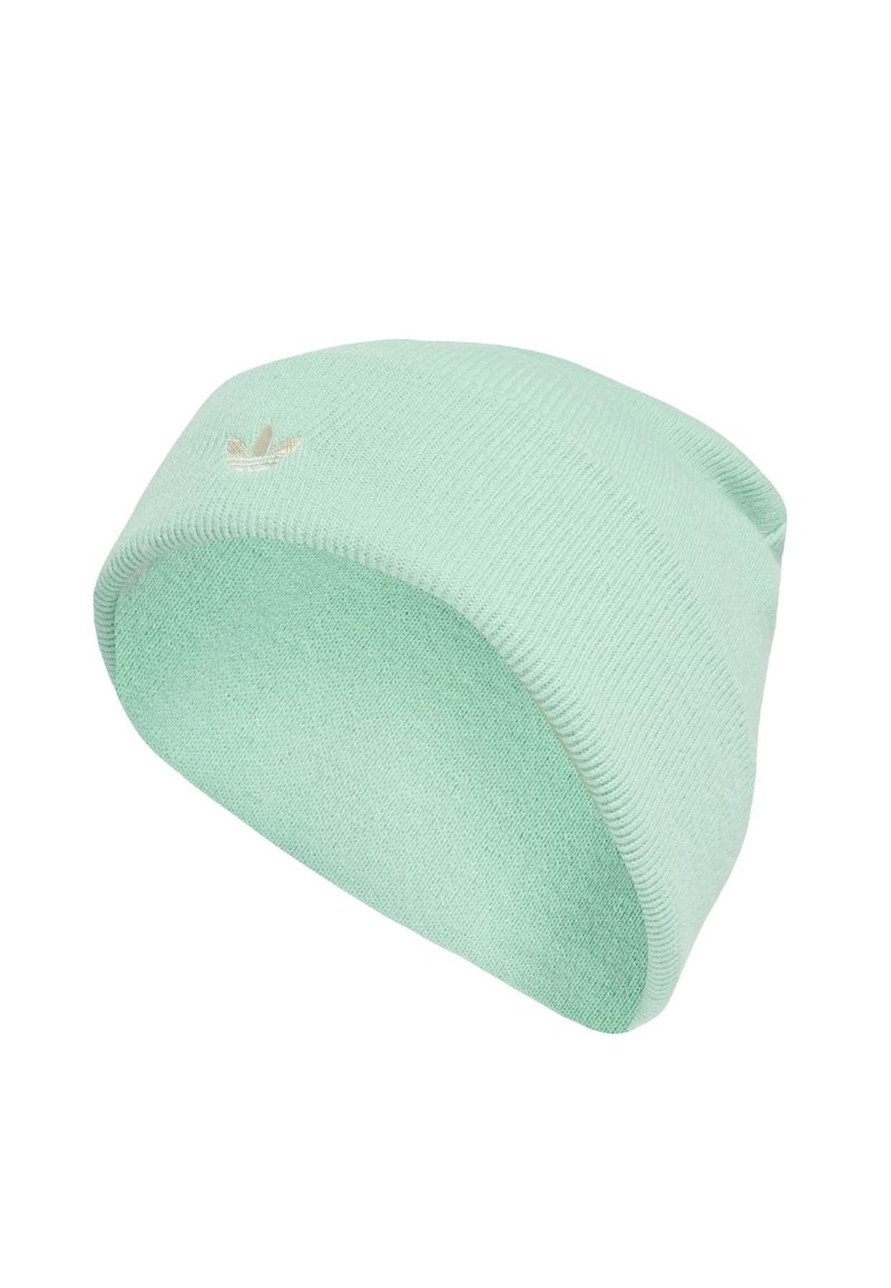 Mintgrøn strikket hue med et lille beigemalet Adidas-logo på den foldede kant.