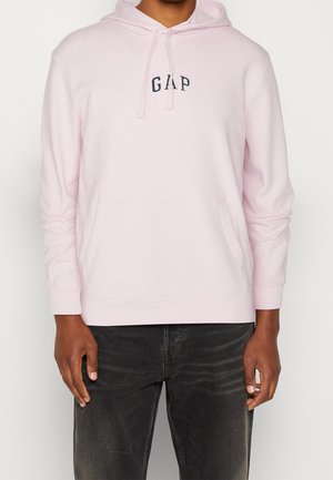 Felpa leggera rosa con tasca anteriore e cappuccio regolabile con cordino. Presenta un logo "GAP" blu scuro sul petto e polsini a coste.