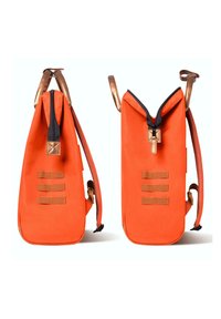 Sac à dos en tissu orange avec trois bandes horizontales, fermeture éclair noire et accents en cuir marron. Présente une forme effilée et des bretelles rembourrées.