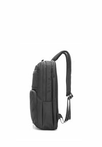 Czarny plecak z wieloma zapinanymi na suwak przegrodami oraz wyściełanymi regulowanymi paskami na ramiona, pokazany z profilu na białym tle.