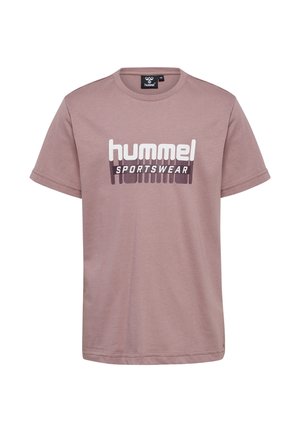 Roze T-shirt met korte mouwen, gemaakt van katoen, met in het midden een witte en donkerpaarse "hummel SPORTSWEAR" logo. Soepele textuur.