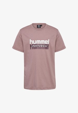 Roze T-shirt met korte mouwen, gemaakt van katoen, met in het midden een witte en donkerpaarse "hummel SPORTSWEAR" logo. Soepele textuur.
