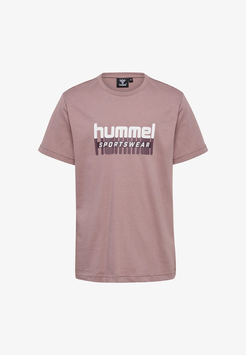 Lyserød kortærmet T-shirt lavet af bomuld, med et hvidt og mørkelilla "hummel SPORTSWEAR" logo i midten. Glat tekstur.