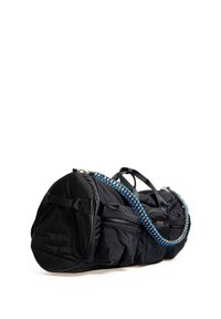Sac de sport noir avec une texture rembourrée, une forme arrondie, des poches latérales et une bandoulière en chaîne bleue. Tissu robuste et poignées solides.