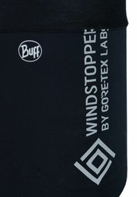 Gaiter de cuello de tela negra con el logo "Buff" y "WINDSTOPPER by GORE-TEX LABS" impreso en plata reflectante. Textura suave, forma cilíndrica.
