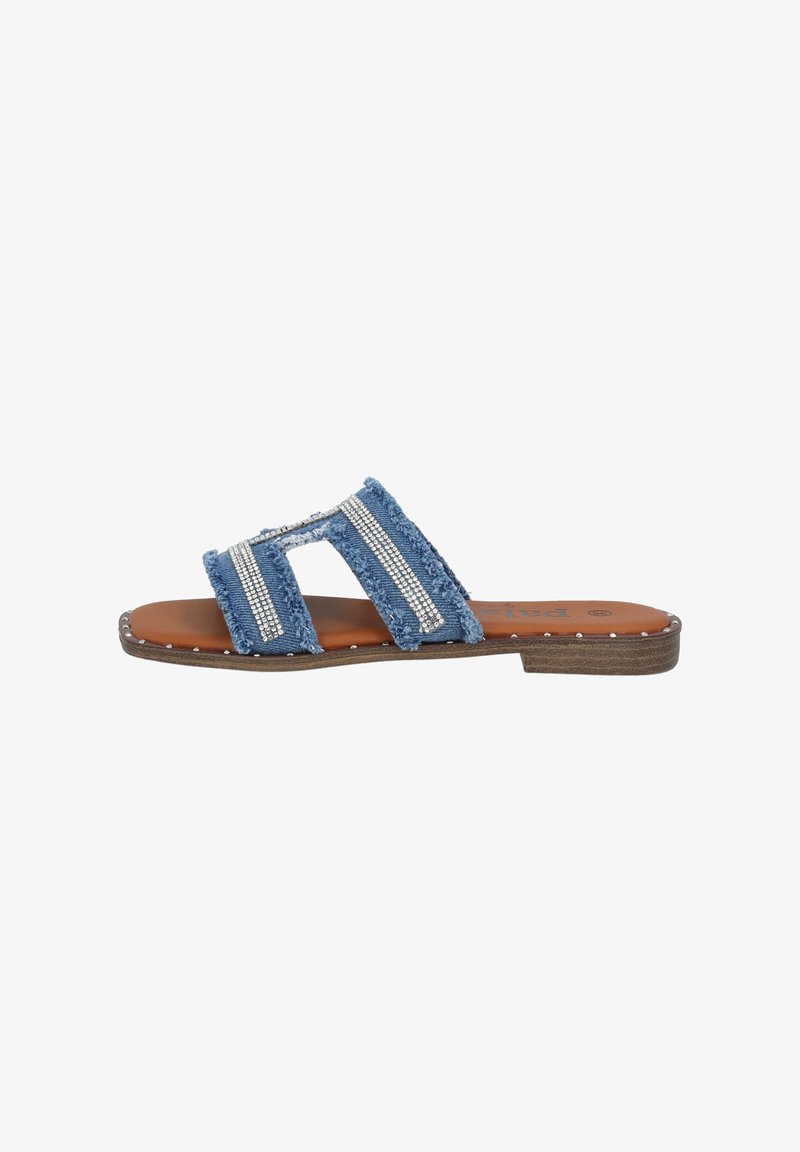 Blauwe stoffen slidesandalen met twee brede, getextureerde banden en zilveren versieringen, rustend op een bruine zool met decoratieve studs.