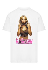 Weißes Baumwoll-T-Shirt mit einem zentralen Motiv einer Frau mit welligem Haar, die ein braunes Oberteil trägt, und dem Namen "britney" in pinkfarbener, stilisierter Schrift.
