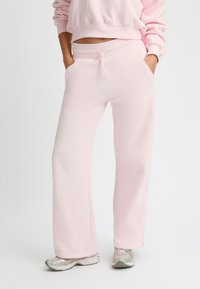 Roze sweatpants gemaakt van een zacht katoenmixmateriaal, met een relaxte pasvorm, elastische tailleband, zijzakken en een subtiele logodetail.