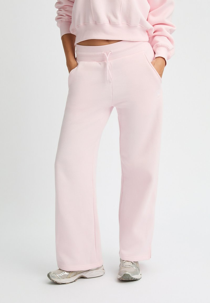 Roze sweatpants gemaakt van een zacht katoenmixmateriaal, met een relaxte pasvorm, elastische tailleband, zijzakken en een subtiele logodetail.