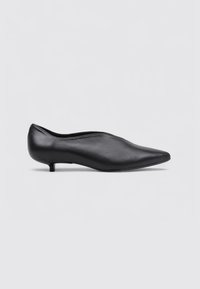 Escarpin noir à bout pointu en cuir lisse, doté d'un petit talon et d'un design épuré pour un profil élégant.