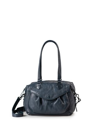 Schwarze Lederhandtasche mit zwei langen Griffen, einer vorderen Klappe mit Knopf und einem verstellbaren seitlichen Schulterriemen.