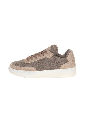 Sneaker basso marrone e beige in tessuto strutturato con dettagli in camoscio, chiusura frontale con lacci e suola in gomma bianca.
