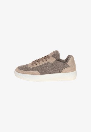 Brązowy i beżowy niski sneaker z teksturowaną tkaniną i detalami ze skóry zamszowej, z przodu sznurowany, z białą gumową podeszwą.