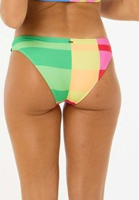 Bikini dół w patchworkowym wzorze z zielonymi, różowymi, żółtymi i pomarańczowymi sekcjami. Wykonany z gładkiego, elastycznego materiału. Wysokie wycięcia na nogi.