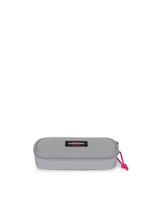 Estuche de lápices rectangular gris Eastpak con bordes redondeados, logo negro y rojo en la parte superior y cremallera rosa.