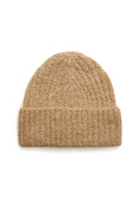 Gebreide beanie muts in lichtbruin, met een geribbelde textuur en een opgerolde manchette. Gemaakt van zacht, warm materiaal.