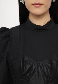 Marchesa Rosa Jurk - black