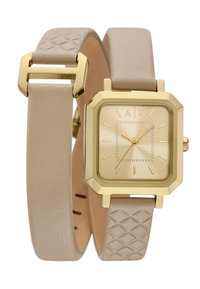 Guldtonet kvadratisk ur med beige tekstureret læderrem, der har geometrisk mønster og minimalistisk urskive med guld timemarkører og visere.
