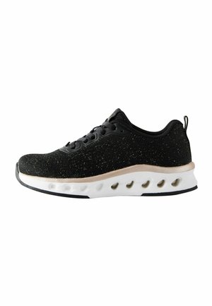 Baskets de sport noires avec un dessus texturé et des éclats dorés, design à lacets, semelle blanche rembourrée avec des trous de ventilation et accents beige.