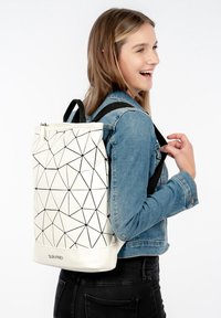Witte rugzak met geometrisch patroon en zwarte accenten, gemaakt van duurzaam materiaal, met verstelbare zwarte schouderbanden en een bovenste ritssluiting.