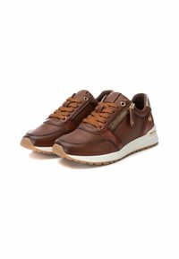 Zapatillas de cuero marrón con cordones marrones, detalle de cremallera lateral, entresuela blanca, suela de goma y acentos texturizados. Material suave y duradero.