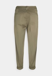 Pantaloni verde oliva con texture liscia, forma affusolata, risvolti arrotolati e due tasche posteriori. Sono visibili dettagli delle cuciture e la cintura.
