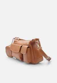 Borsa in pelle marrone con forma rettangolare, molteplici scomparti, una tasca con patta anteriore e una tracolla rimovibile. Accenti in metallo color oro.