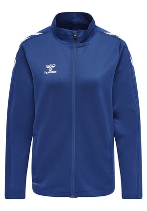 Blauwe ritsjack gemaakt van gladde stof, met een hoge kraag, zijzakken en een wit logo en accentstrepen op de schouders.