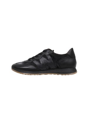 Zapatilla deportiva de cuero negro con paneles texturizados, cierre de cordones en la parte delantera, suela beige ligeramente elevada y un logo brillante de "N" en el lateral.