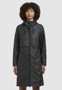 Zwarte lange mouwen jacket met luipaard print. Heeft een rits aan de voorkant, trekkoord capuchon en een merklabel. Gemaakt van glad, lichtgewicht materiaal.