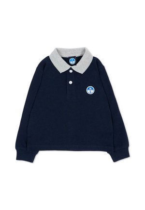 Polo de manga larga azul marino con cuello gris claro, dos botones blancos y un pequeño logo redondo azul y blanco en el pecho.