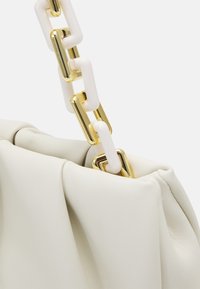 Sac à main en cuir blanc avec un design plissé, doté d'une bandoulière en chaîne épaisse bicolore or et blanc. Texture lisse avec des détails de couture subtils.