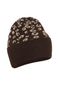 Gebreide bruine beanie met een geribbelde manchette. Heeft een luipaardpatroon in een lichtere beige tint, wat textuur en contrast aan het algehele ontwerp toevoegt.