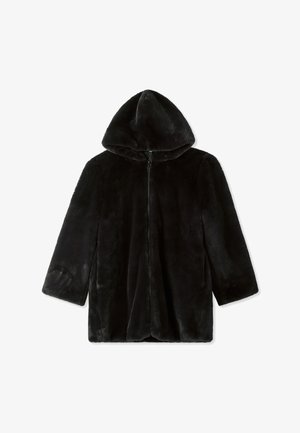 Giacca nera in pelliccia sintetica con cappuccio, chiusura frontale con zip, maniche lunghe e texture morbida. Presenta una vestibilità svasata e un cappuccio stondato.
